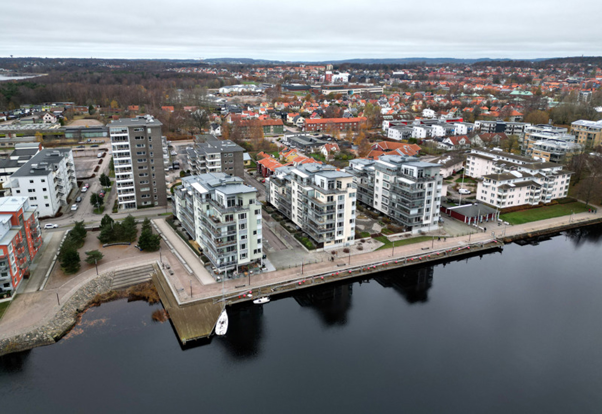 Brf Flaggskeppet har första parkett mot Nissan